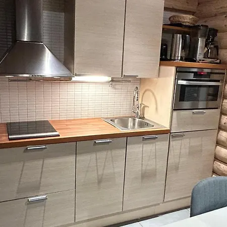 Laakson Helmi 1 с камином, сауной, Spa, на берегу озера Huvilat Himos