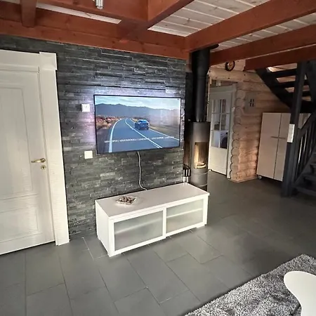 Laakson Helmi 1 с камином, сауной, Spa, на берегу озера 빌라