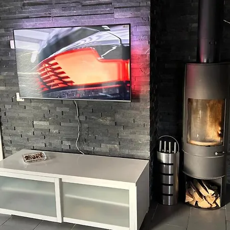 빌라 Laakson Helmi 1 с камином, сауной, Spa, на берегу озера
