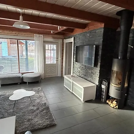Laakson Helmi 1 с камином, сауной, Spa, на берегу озера Huvilat