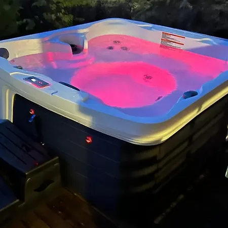 빌라 Laakson Helmi 1 с камином, сауной, Spa, на берегу озера Himos
