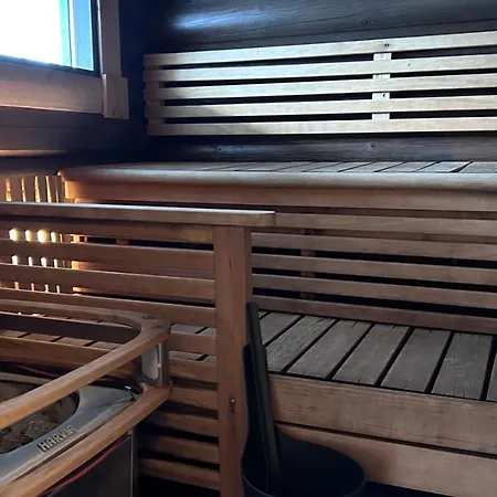 Laakson Helmi 1 с камином, сауной, Spa, на берегу озера Huvilat