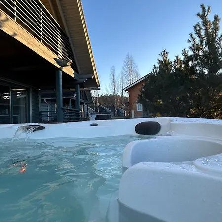 Laakson Helmi 1 с камином, сауной, Spa, на берегу озера 빌라
