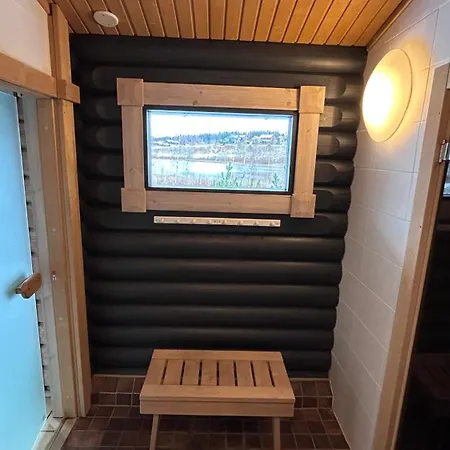 Laakson Helmi 1 с камином, сауной, Spa, на берегу озера Himos