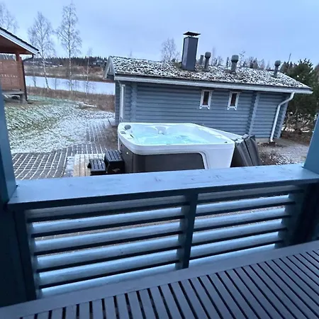 빌라 Laakson Helmi 1 с камином, сауной, Spa, на берегу озера