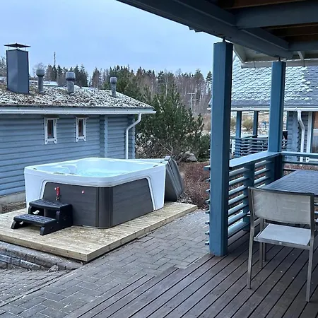 Huvilat Laakson Helmi 1 с камином, сауной, Spa, на берегу озера Himos