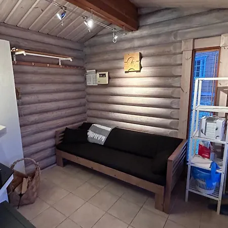 Laakson Helmi 1 с камином, сауной, Spa, на берегу озера Himos